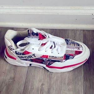 Designer sport shoe women’s size 6”